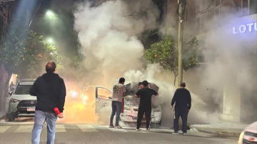 Tremendo susto: remisero escapó a tiempo de su auto que se prendió fuego en pleno centro