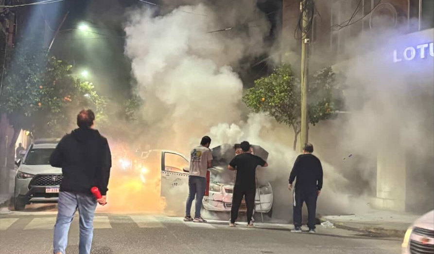 Tremendo susto: remisero escapó a tiempo de su auto que se prendió fuego en pleno centro