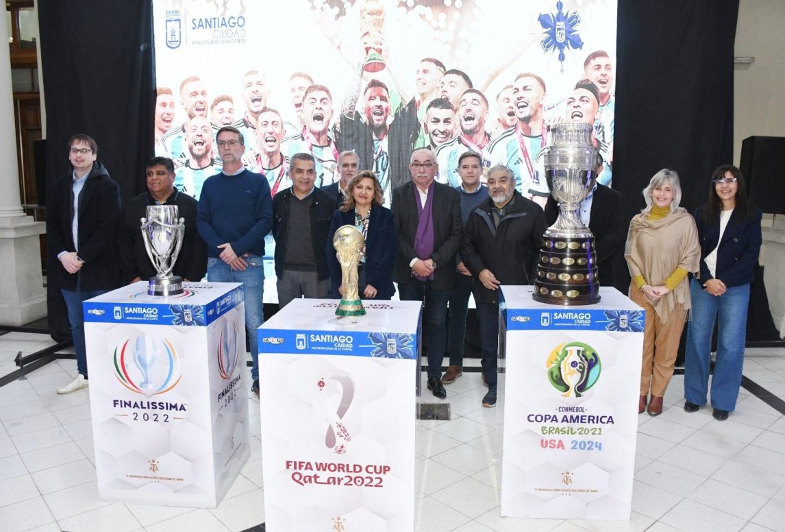 Norma Fuentes y Carlos Dapello destacaron el regreso de la exhibición de las copas obtenidas por la selección de fútbol