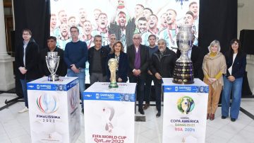 Norma Fuentes y Carlos Dapello destacaron el regreso de la exhibición de las copas obtenidas por la selección de fútbol