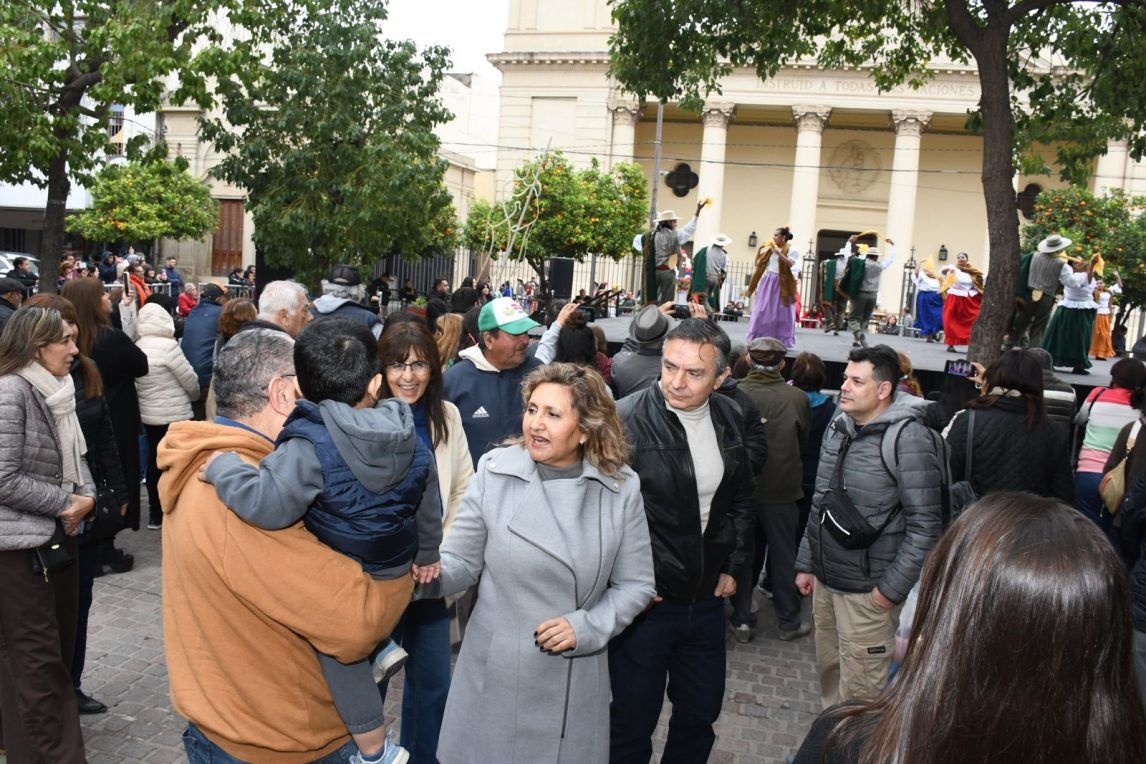 Vecinos y turistas presenciaron el Homenaje de las Vírgenes de América a Nuestra Señora del Carmen