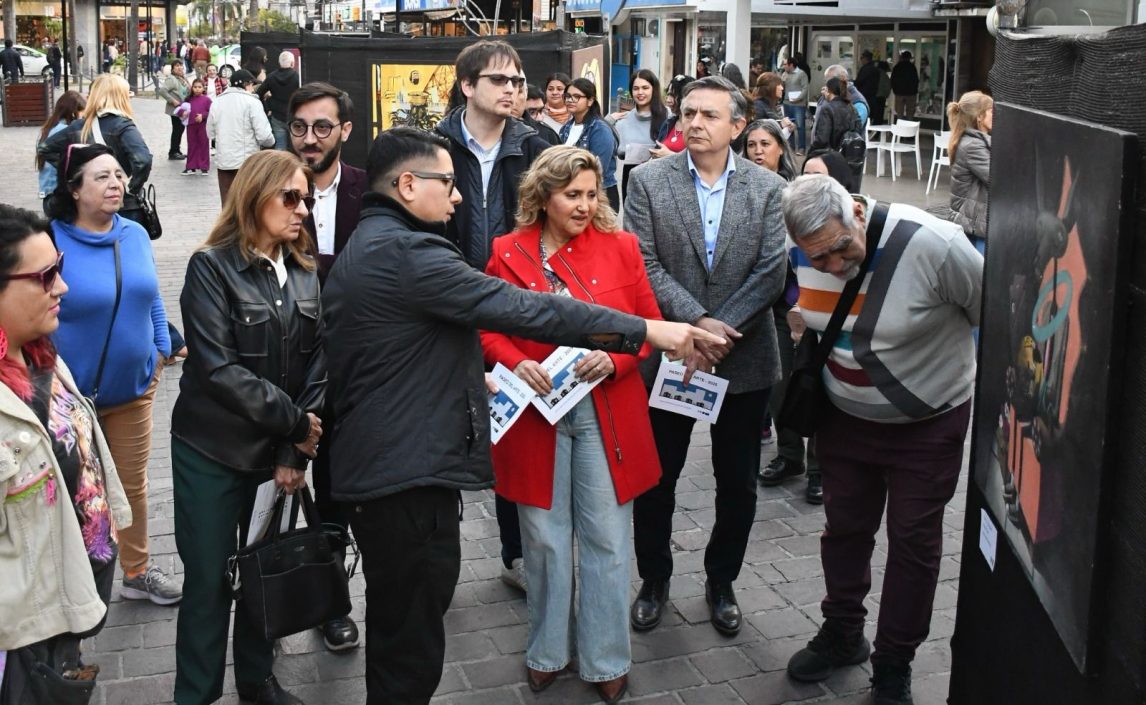La intendente Fuentes destacó el talento de artistas plásticos y escultores que expusieron en el “Paseo del Arte” en la plaza Libertad