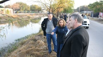 La intendente Fuentes y el ministro Hid supervisaron trabajos de limpieza del canal San Martín