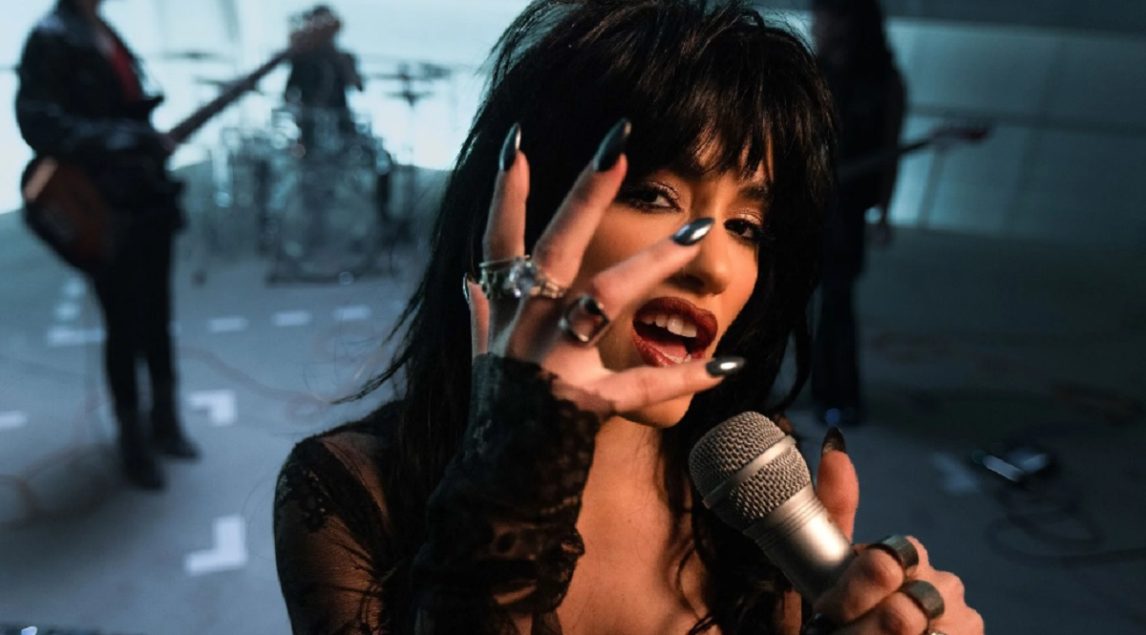 Acampaban para ver a Lali y la policía les hizo levantar las carpas