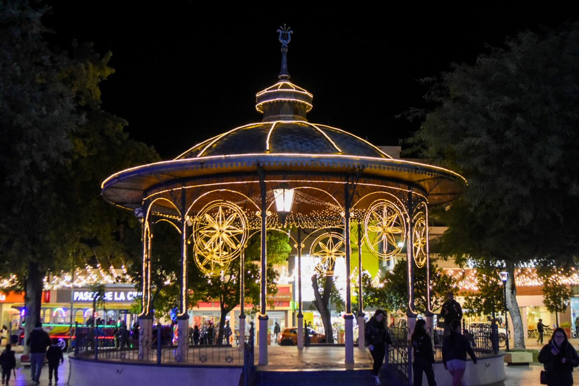 Luces, historia y vigilia: las calles del centro se preparan para el gran festejo de la Madre de Ciudades