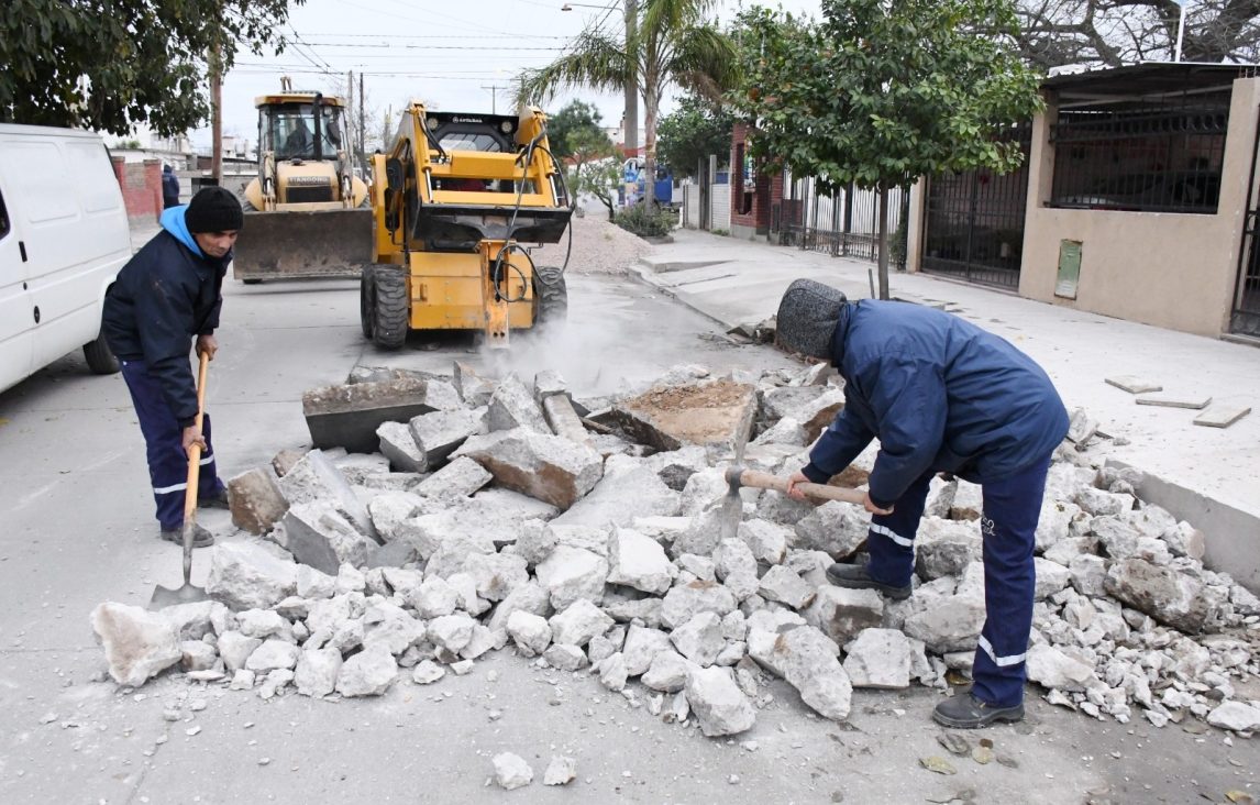 Obras Públicas de la Capital continúa con su programa de mantenimiento de calzadas en el barrio Borges