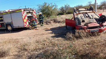 Volcó un auto en la Ruta 9 y sus ocupantes resultaron ilesos