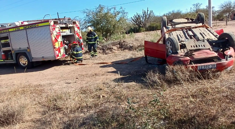 Volcó un auto en la Ruta 9 y sus ocupantes resultaron ilesos