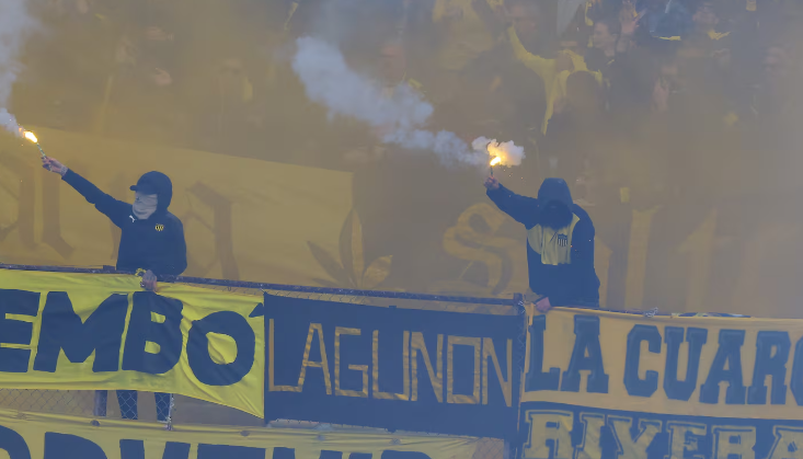 Grave incidente en el clásico uruguayo: una bengala cayó sobre el sector prensa y dejó un herido