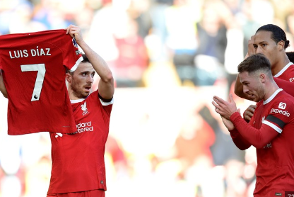 Furia en los hinchas del Liverpool: piden echar a Luis Díaz por no asistir al funeral de Diogo Jota y posar con un influencer