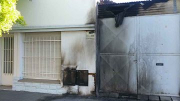 Una mujer prendió fuego la puerta de la casa de su ex: la fiscal ordenó que sea detenida