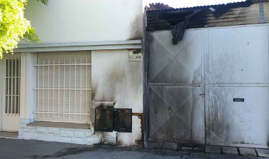 Una mujer prendió fuego la puerta de la casa de su ex: la fiscal ordenó que sea detenida
