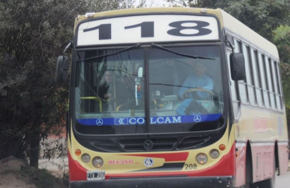 Menores apedrearon un colectivo de la línea 118 y destrozaron el vidrio de la puerta trasera