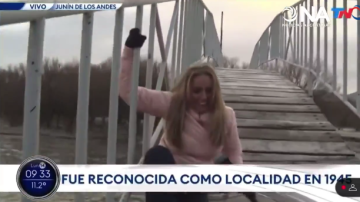 VIDEO | Blooper y golpazo de Paula Bernini al intentar cruzar el Puente Banana