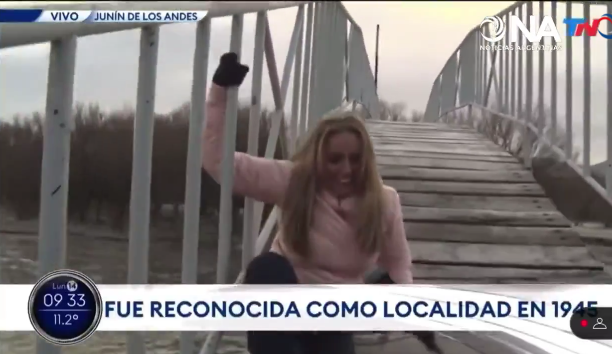 VIDEO | Blooper y golpazo de Paula Bernini al intentar cruzar el Puente Banana