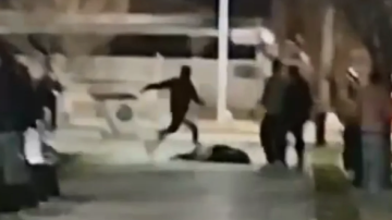 VIDEO | Brutal ataque de un policía a un joven: le pateó la cabeza aun cuando ya estaba desvanecido