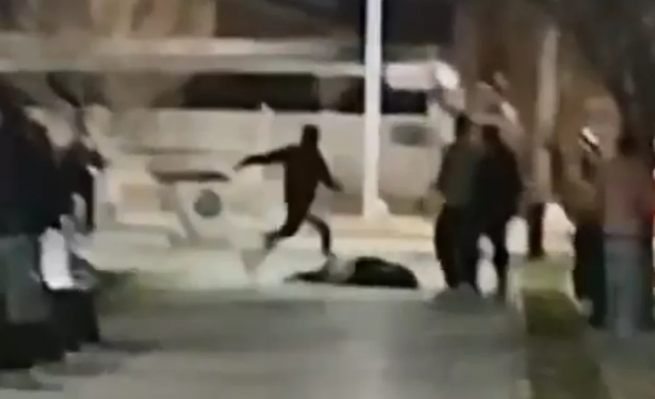 VIDEO | Brutal ataque de un policía a un joven: le pateó la cabeza aun cuando ya estaba desvanecido
