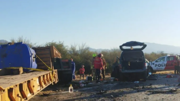 Terrible choque frontal dejó tres adultos muertos y dos niños en grave estado