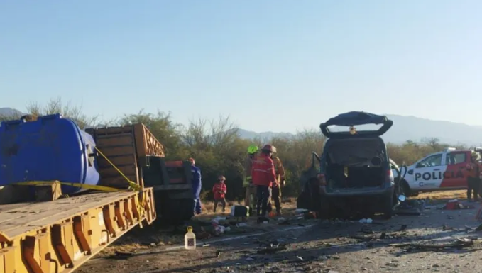 Terrible choque frontal dejó tres adultos muertos y dos niños en grave estado