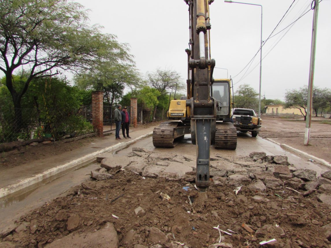 Ejecutan trabajos de reparación de pavimento en calles de Colonia El Simbolar