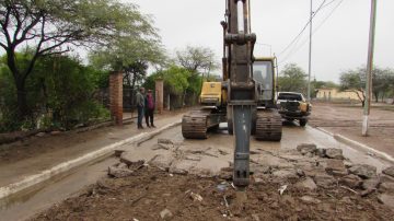 Ejecutan trabajos de reparación de pavimento en calles de Colonia El Simbolar