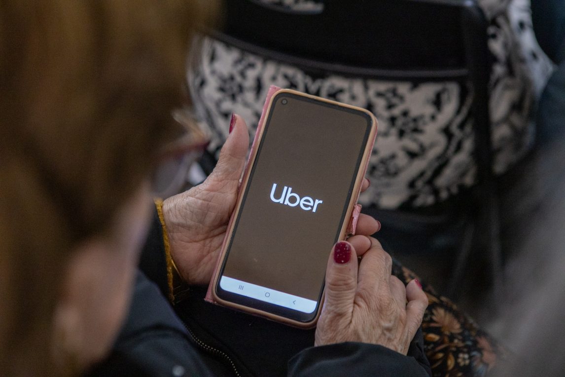 Uber Seniors llega a Santiago del Estero para facilitar los viajes de los adultos mayores