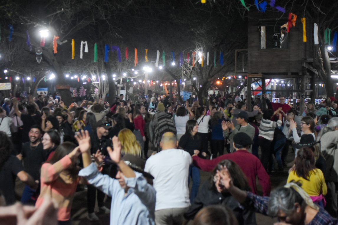 El Patio del Indio Froilán ya vibra en la vigilia de la XXIII Marcha de los Bombos