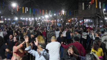 El Patio del Indio Froilán ya vibra en la vigilia de la XXIII Marcha de los Bombos