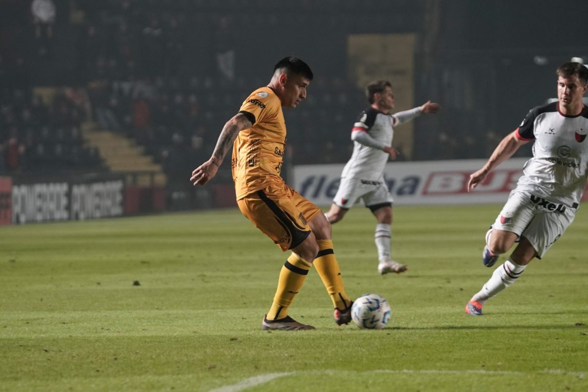 Mitre aguantó el 1 a 0 y logró un gran triunfo ante Colón de Santa Fe