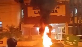 Queman gomas frente a la Municipalidad de La Banda en reclamo de mejoras salariales