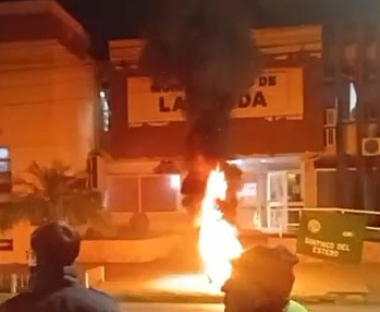 Queman gomas frente a la Municipalidad de La Banda en reclamo de mejoras salariales