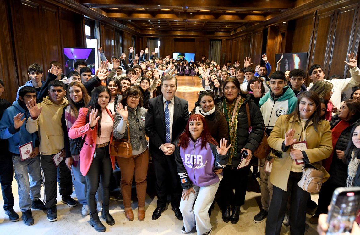 Zamora recibió en la Casa de Gobierno a estudiantes de los departamentos Capital, Banda y Robles