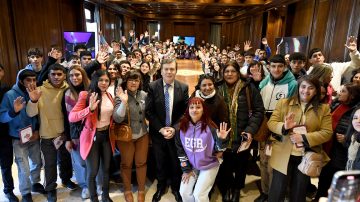 Zamora recibió en la Casa de Gobierno a estudiantes de los departamentos Capital, Banda y Robles