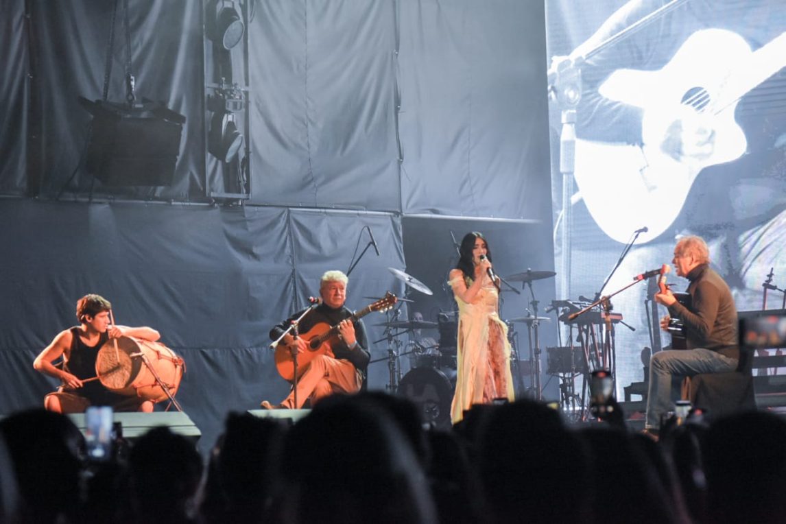 Lali cantó una zamba, un gato y bailó chacarera en pleno show