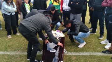 El Loco Valoy y su último paso por el círculo central en la cancha de Central Córdoba
