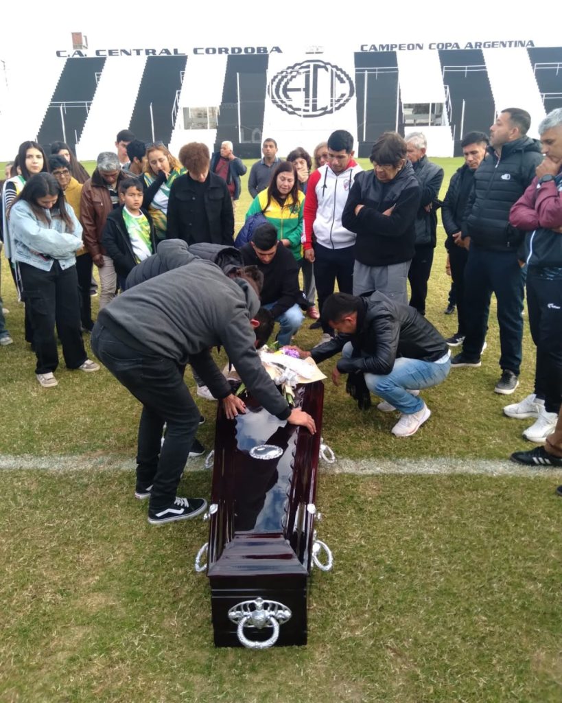 El Loco Valoy y su último paso por el círculo central en la cancha de Central Córdoba