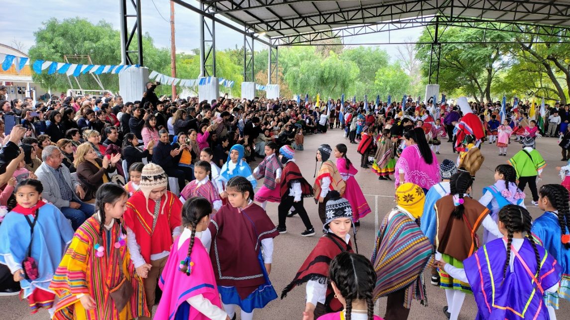La comunidad de Fernández celebró el Día de la Independencia con un emotivo acto en el colegio “Madre Tierra”