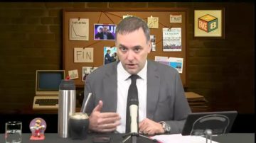 Manuel Adorni canceló la conferencia de hoy para lanzar su streaming “Fake, 7 , 8”