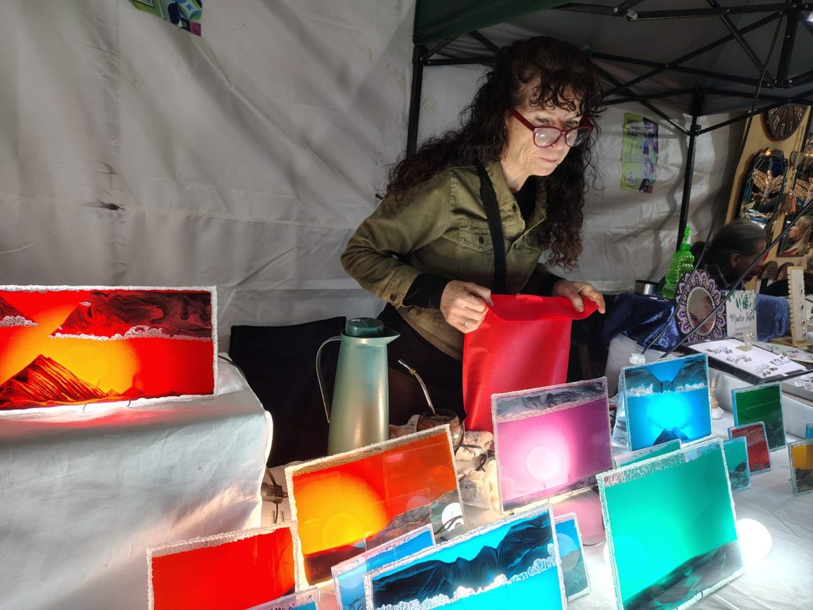 Vitroilusión: paisajes que se mueven y relajan con una singular técnica que sorprende en la Feria Artesanal