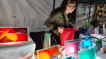 Vitroilusión: paisajes que se mueven y relajan con una singular técnica que sorprende en la Feria Artesanal