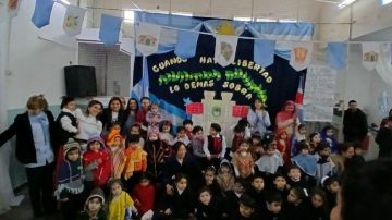 Gran participación de los niños del Jardín María Adela Agudo en el acto por el Día de la Independencia