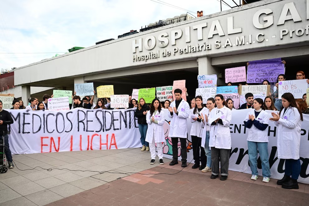 Marcha de trabajadores del Garrahan: “Entregábamos medicación a 400 niños; ahora se limitó a 270”