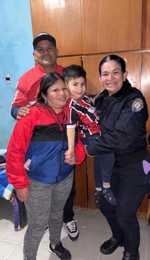 Una policía le salvó la vida a un nene que se había atragantado con un palito de chupetín