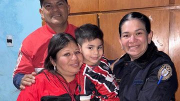 Una policía le salvó la vida a un nene que se había atragantado con un palito de chupetín