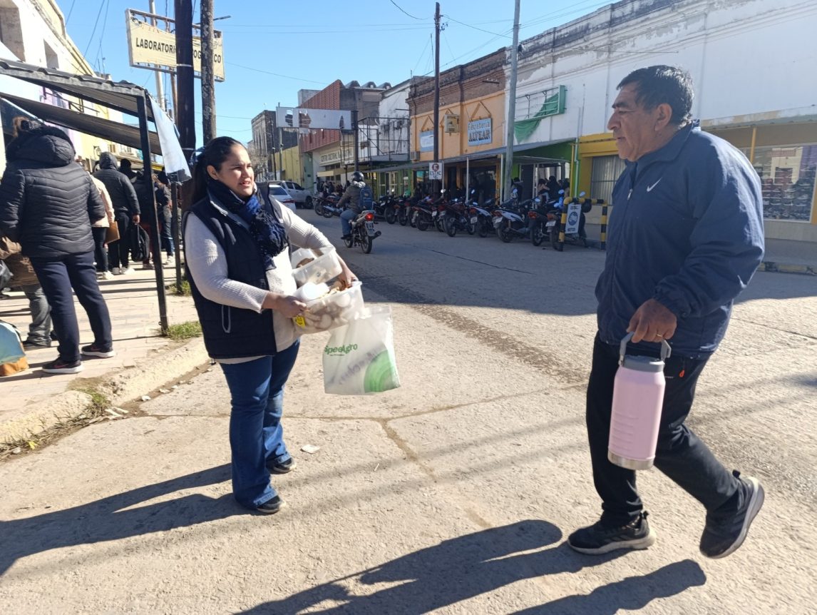 Solidaridad en una fría madrugada: comerciantes y vecinos acompañan a quienes esperan auditorías de pensiones