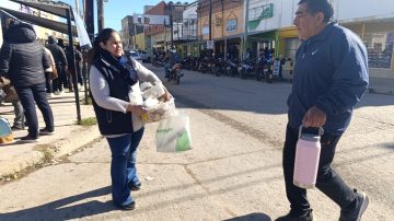 Solidaridad en una fría madrugada: comerciantes y vecinos acompañan a quienes esperan auditorías de pensiones