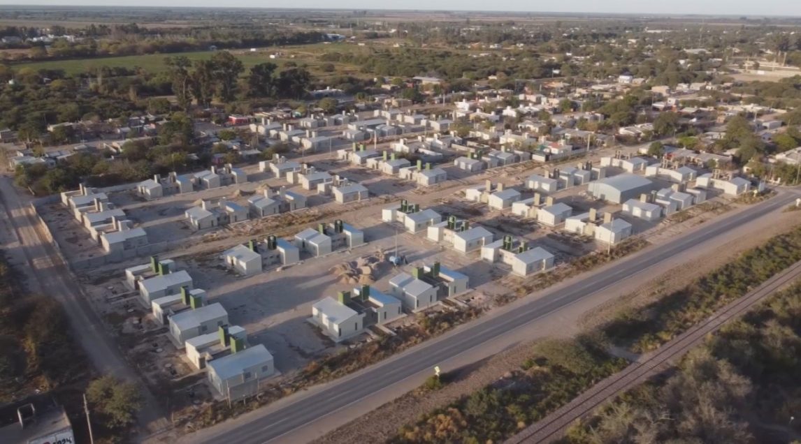 Araujo celebró la reactivación de la obra de viviendas y anunció el bono aguinaldo para municipales