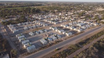 Araujo celebró la reactivación de la obra de viviendas y anunció el bono aguinaldo para municipales