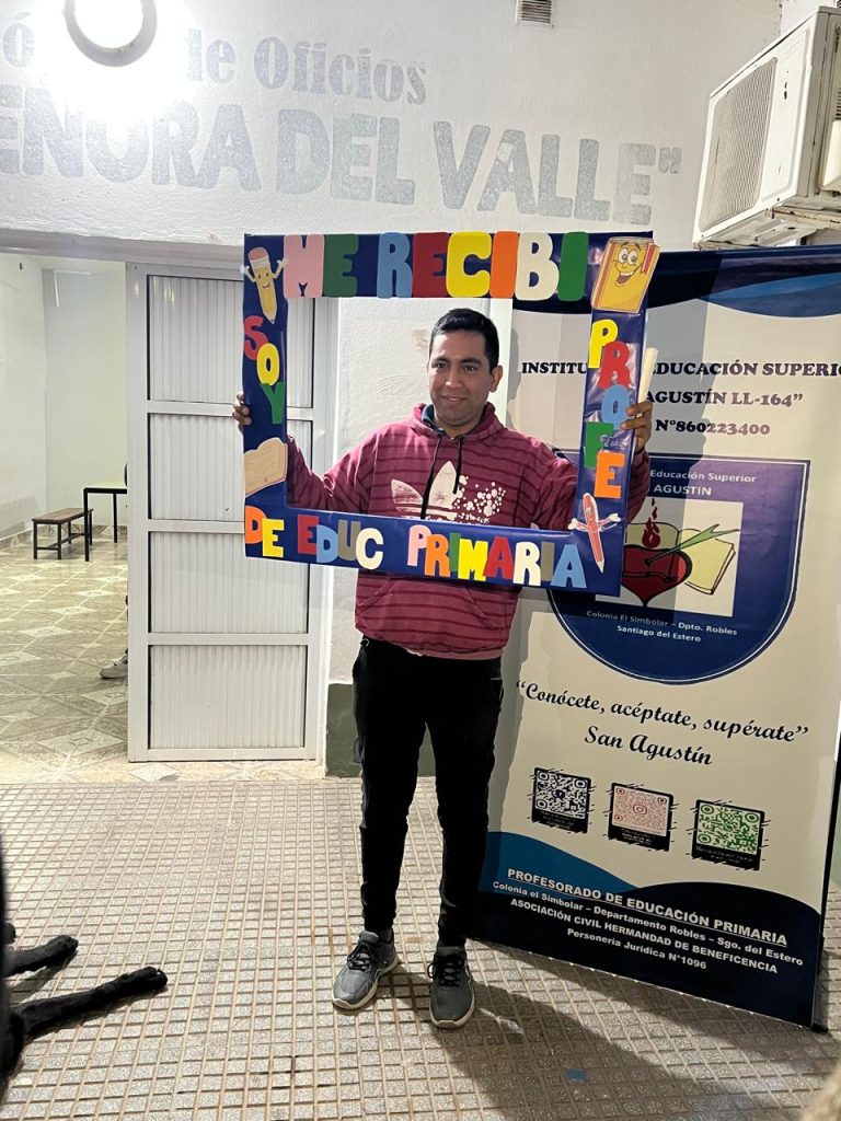 Persiguiendo sueños: de barrer las calles a graduarse como profesor de educación primaria