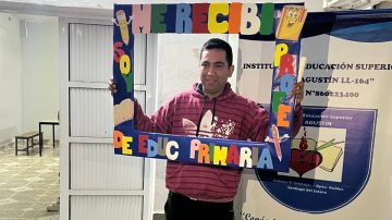 Persiguiendo sueños: de barrer las calles a graduarse como profesor de educación primaria